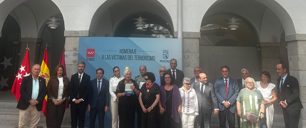 La AVT asiste al descubrimiento de una placa en memoria de las víctimas del atentado de la calle del Correo